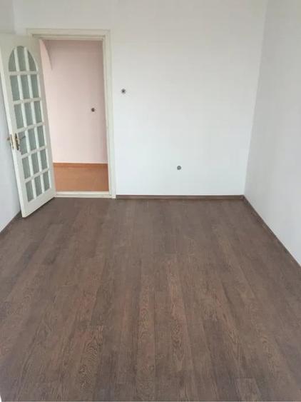 Apartament cu 3 camere decomandat în Călărași