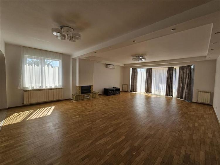 Casă individuală cu 6 camere cu Piscina în Iancu Nicolae
