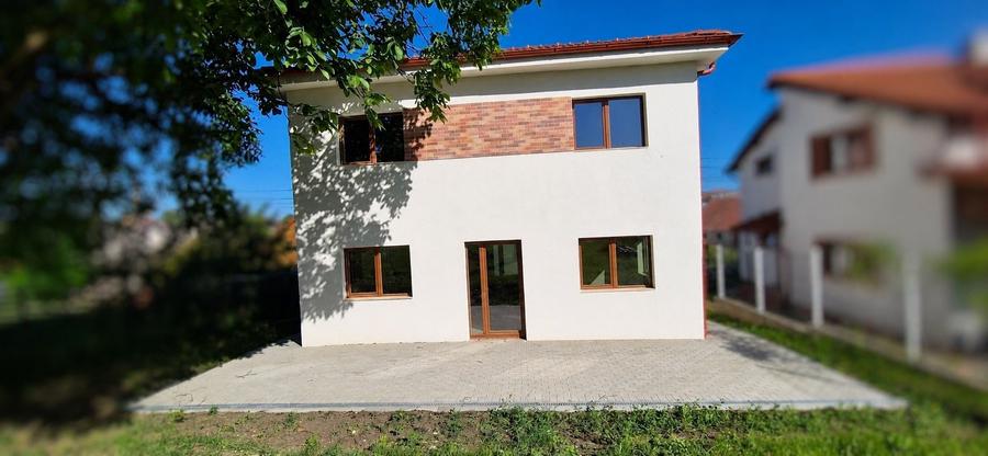 Casă individuală cu 4 camere cu Canalizare în Dezmir