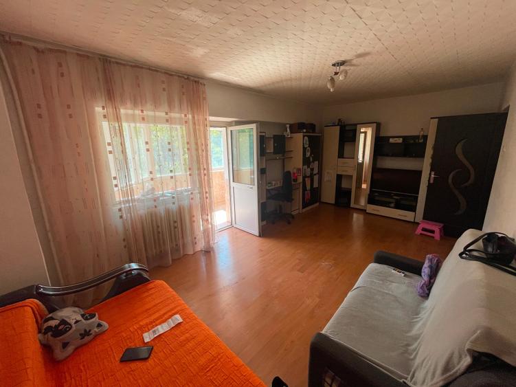 Apartament cu 3 camere decomandat în Nicolina