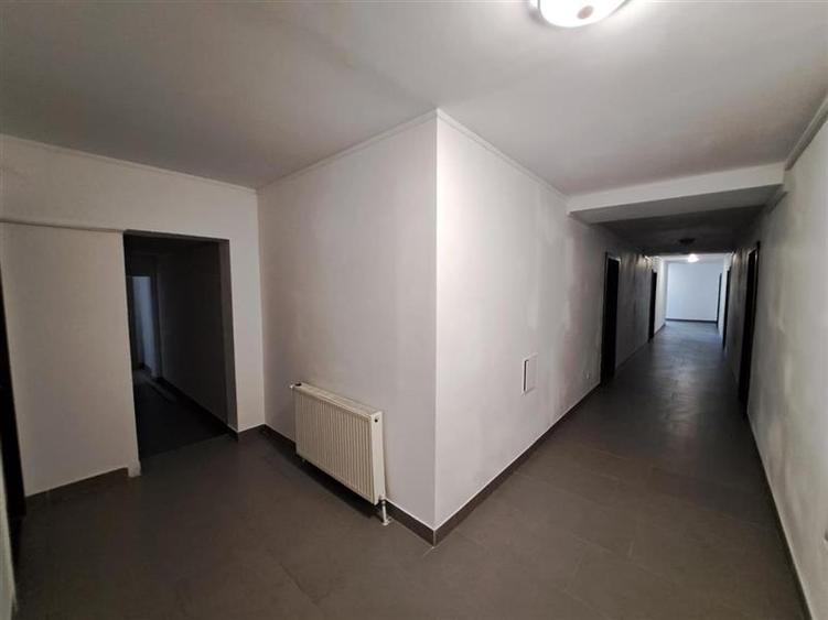 Apartament cu 20 camere semidecomandat în Iris