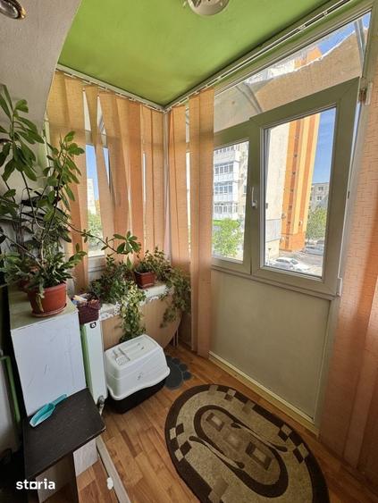Apartament cu 3 camere semidecomandat în Craiovița Nouă