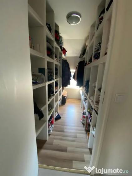 Casă cu 5 camere cu Teren 6880 Mp în Tămaia