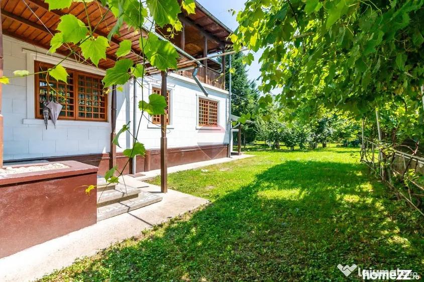 Casă cu 7 camere cu Teren 3425 Mp în Central