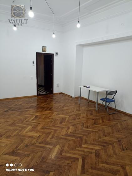 Apartament cu 3 camere semidecomandat în Știrbei Vodă