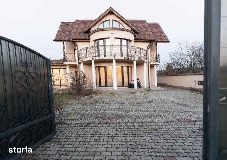 Casă cu 6 camere cu Teren 560 Mp în Criș