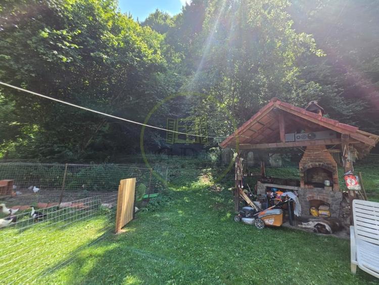 Casă individuală cu 7 camere cu Teren 4557 Mp în Exterior Est