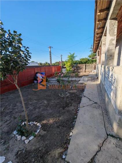 Casă individuală cu 2 camere cu Teren 1686 Mp în Maxenu