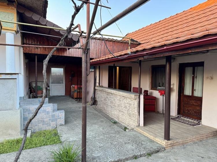 Casă cu 4 camere în Ceauru