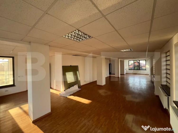 Spațiu comercial, de 586 mp, în Micro 11