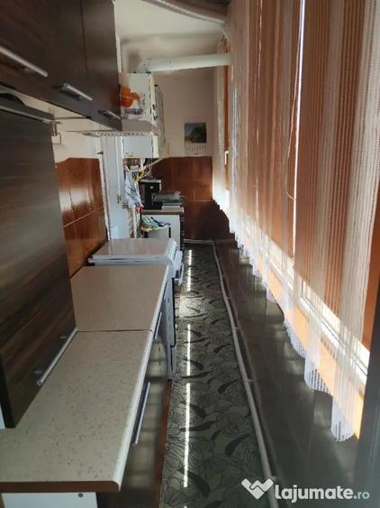 Apartament cu 3 camere semidecomandat în Gara