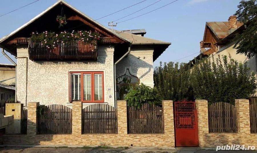 Casă cu 8 camere cu Teren 776 Mp în Urlați