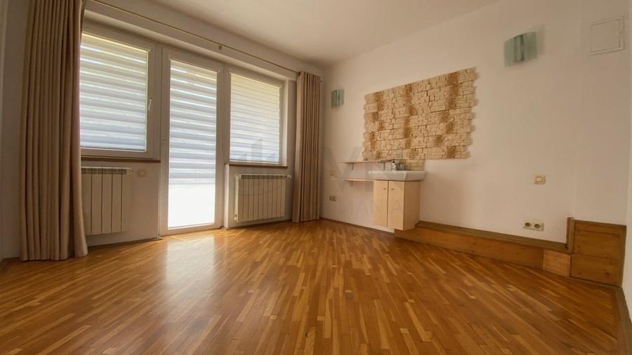 Casă individuală cu 10 camere cu Canalizare în Herăstrău