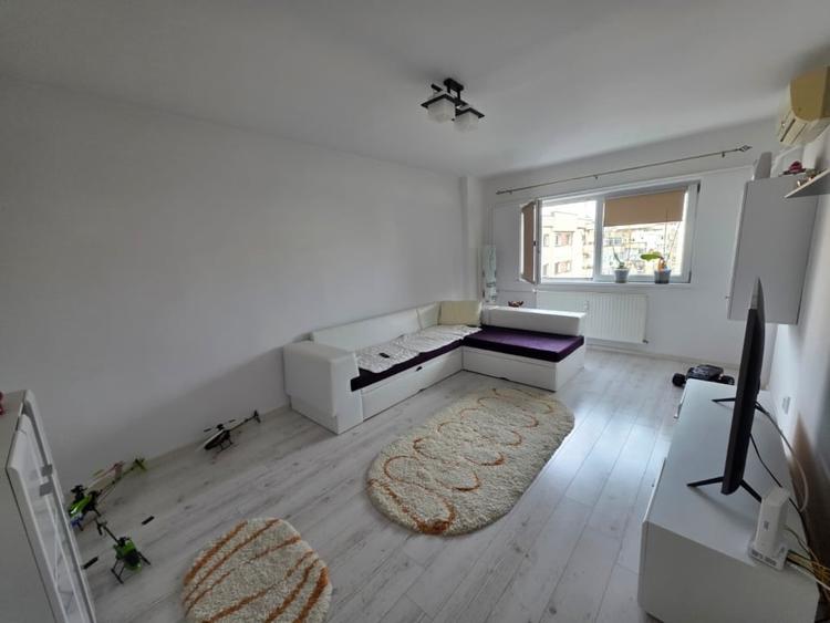 Apartament cu 3 camere decomandat, mobilat în Republicii