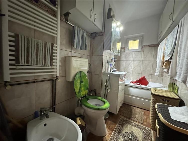 Apartament cu 3 camere decomandat, mobilat în Aradului