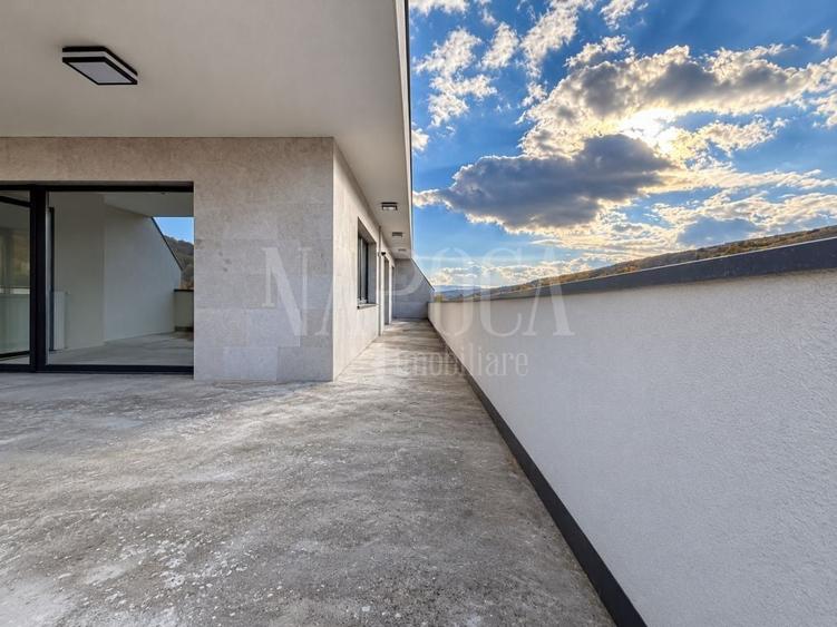 Apartament cu 3 camere semidecomandat în Florești
