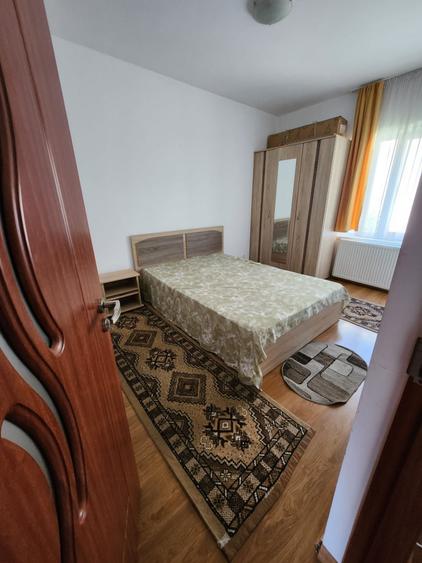 Apartament cu 3 camere semidecomandat, mobilat în Florești
