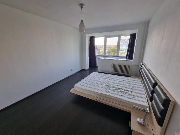 Apartament cu 3 camere semidecomandat în Cantemir