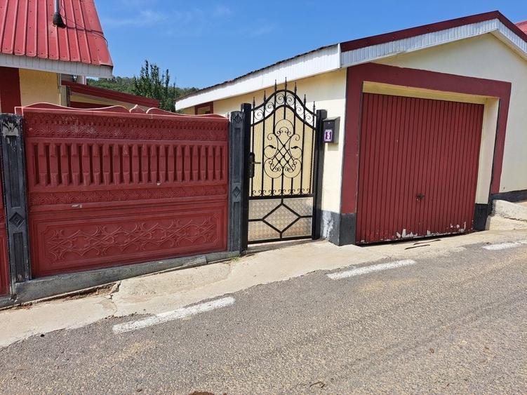 Casă cu 4 camere cu Teren 2000 Mp în Zărnești