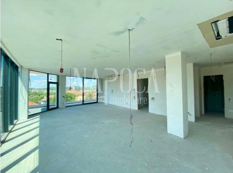 Penthouse cu 3 camere decomandat în Central