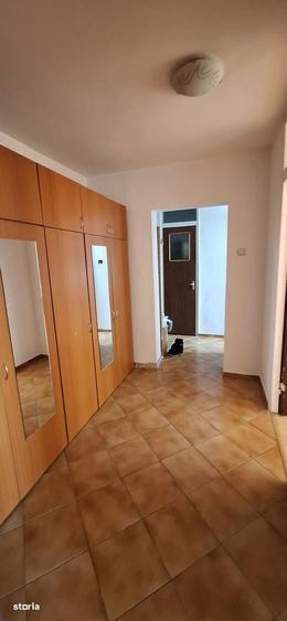 Apartament cu 3 camere, mobilat în Titan