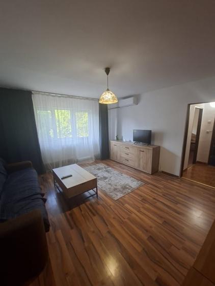 Apartament cu 3 camere semidecomandat, mobilat în Brazda lui Novac