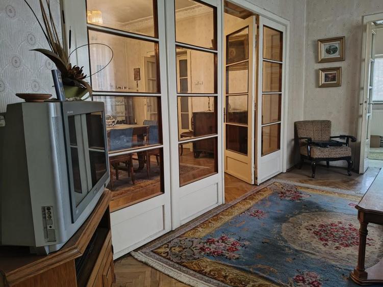 Casă cu 8 camere cu Teren 577 Mp în Apollo