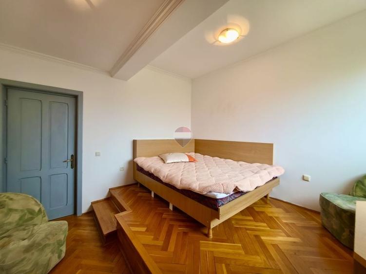 Casă individuală cu 15 camere cu Teren 1092 Mp în Câmpinița