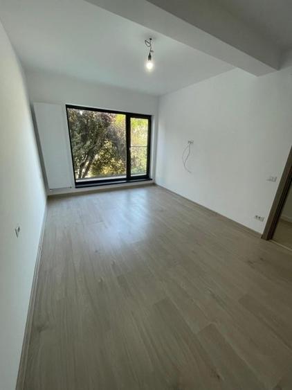 Casă individuală cu 6 camere cu Teren 150 Mp în Tei