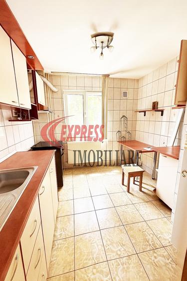 Apartament cu 3 camere decomandat în Titan