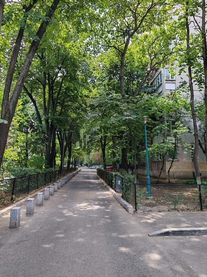 Apartament cu 3 camere semidecomandat, mobilat în Berceni