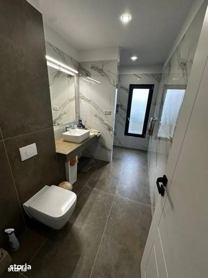 Casă cu 6 camere cu Teren 6.5 Mp în Groși