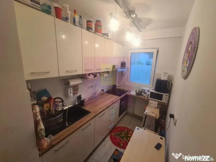 Apartament cu 3 camere semidecomandat în Cuza