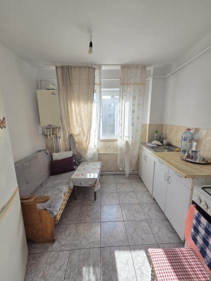 Apartament cu 3 camere semidecomandat în Alexandru cel Bun