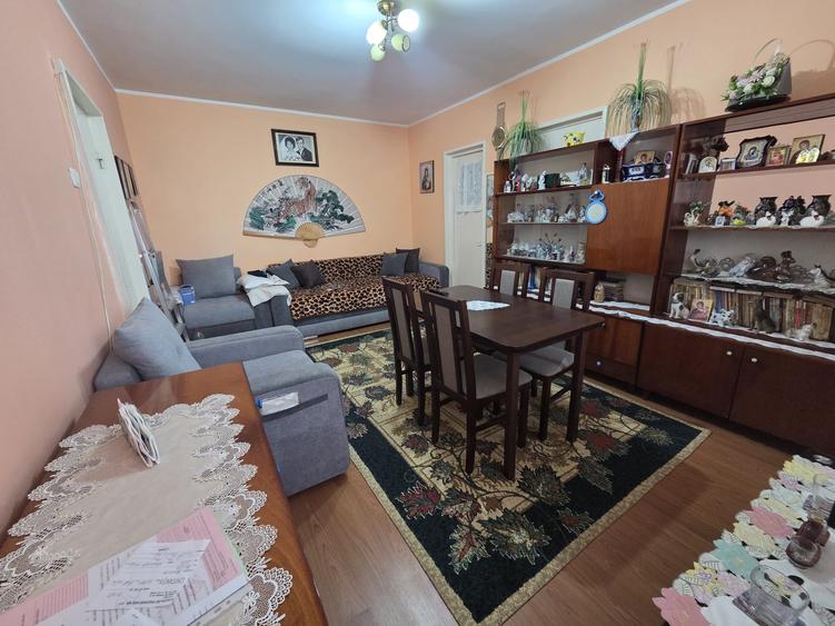Apartament cu 3 camere semidecomandat în Micro 16