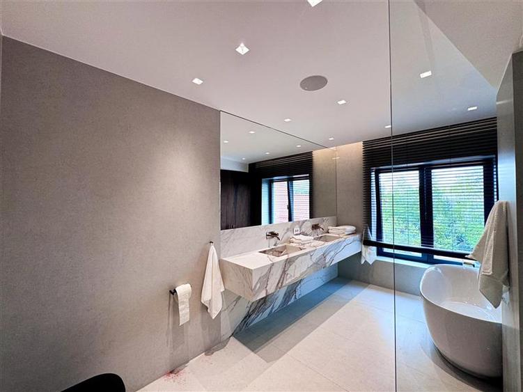 Casă individuală cu 12 camere cu Piscina în Băneasa