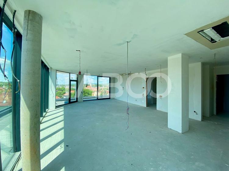 Penthouse cu 3 camere semidecomandat în Central