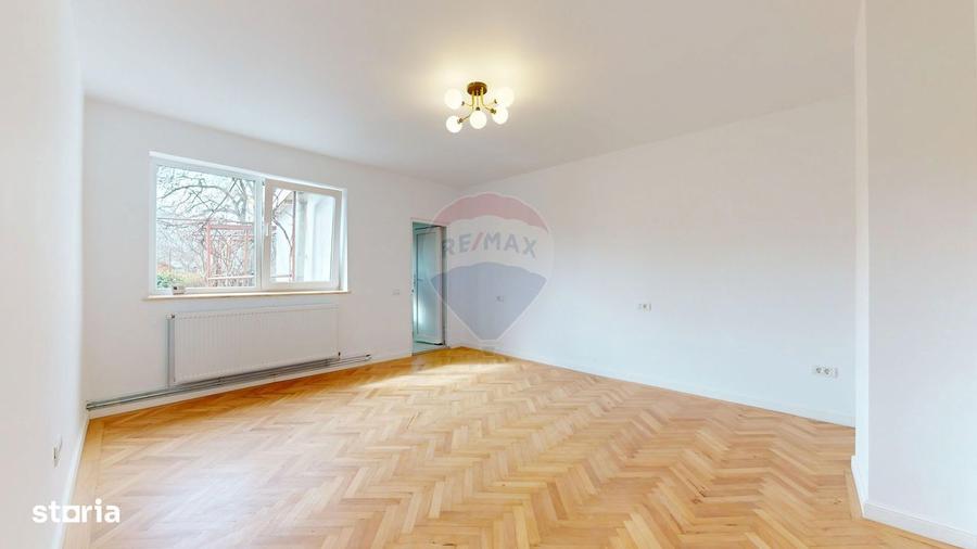 Casă cu 5 camere cu Teren 540 Mp în Central