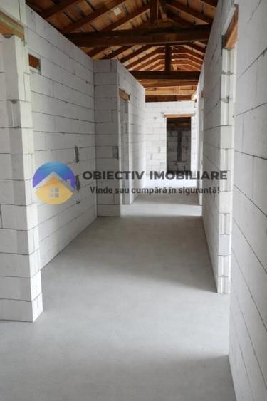 Casă cu 4 camere cu Teren 632 Mp în Girov