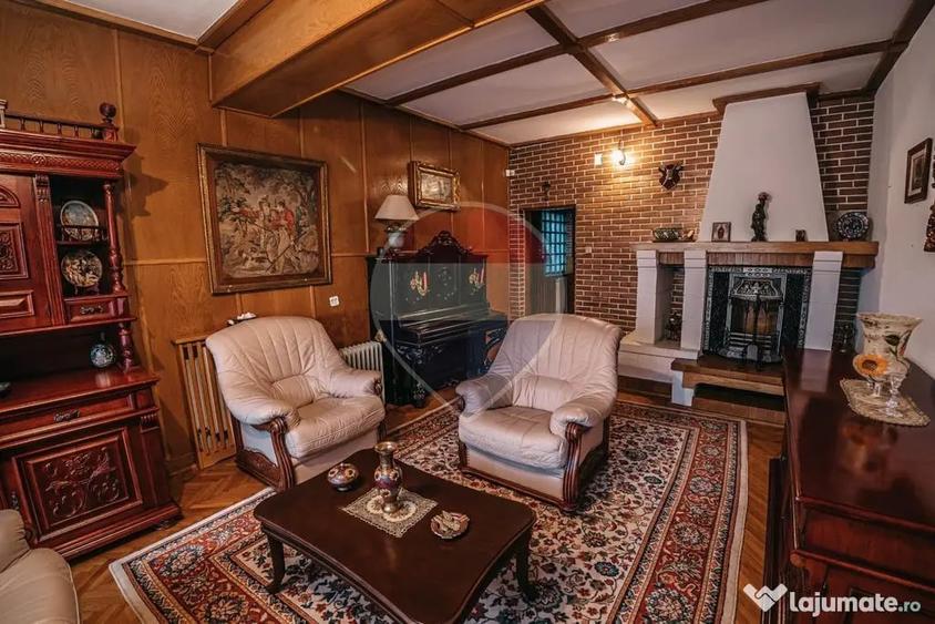 Casă cu 7 camere cu Teren 676 Mp în Valea