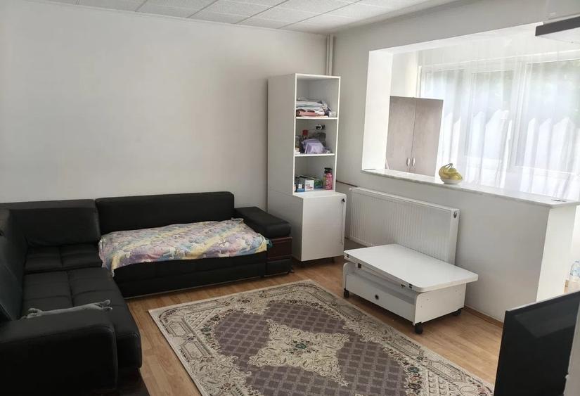 Apartament cu 3 camere semidecomandat în Drumul Taberei