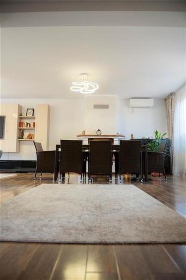 Casă individuală cu 8 camere cu Teren 555 Mp în Lazu