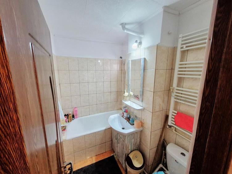 Apartament cu 2 camere semidecomandat în Craiovița Nouă