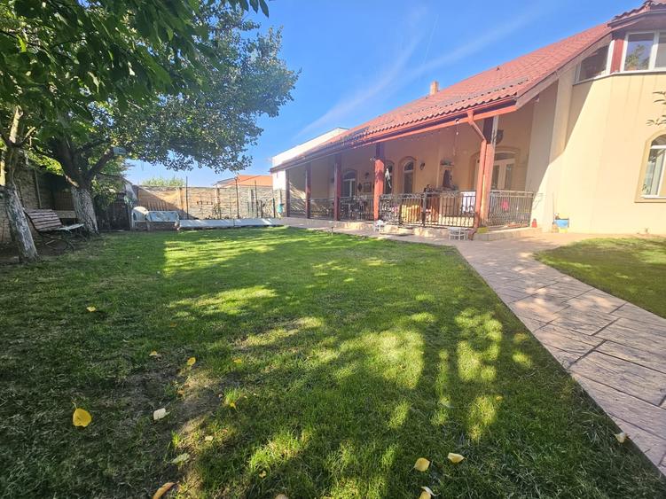 Casă individuală cu 6 camere cu Garaj în Ghiroda