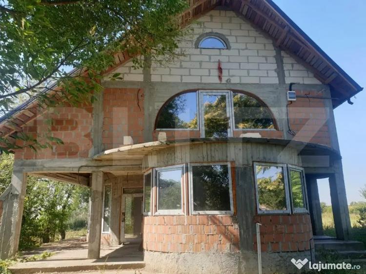 Casă cu 7 camere cu Teren 1000 Mp în Central
