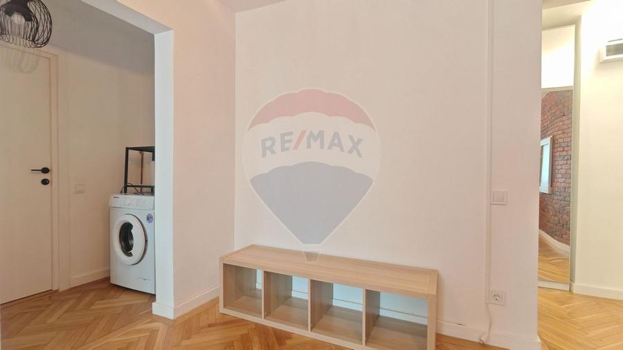 Apartament cu 2 camere semidecomandat, mobilat în Tei