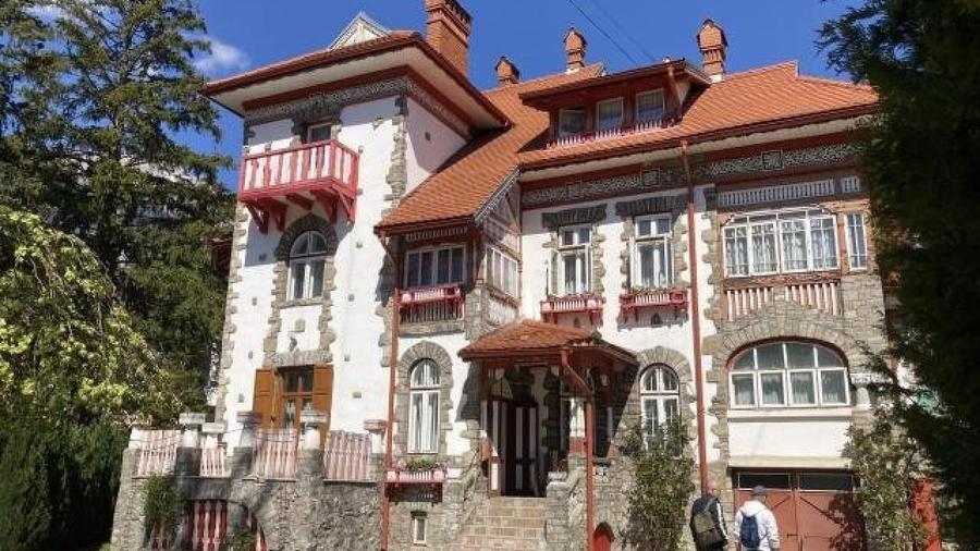 Casă individuală cu 10 camere cu Teren 1200 Mp în Central