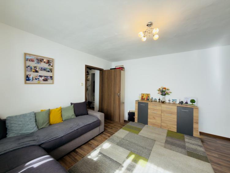 Apartament cu 3 camere decomandat, mobilat în Aradului