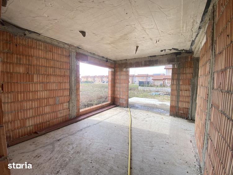 Casă cu 5 camere cu Teren 300 Mp în Săcălaz