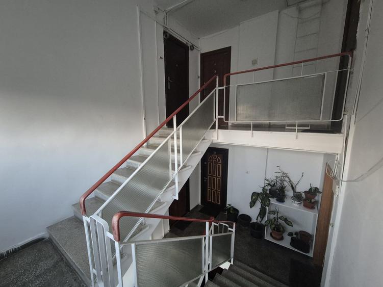 Apartament cu 3 camere semidecomandat în 1 Decembrie 1918